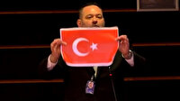 Avrupa Parlamentosu Türk bayrağı yırtan ırkçı Yunan parlamentere 4 günlük men cezası verdi