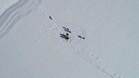 Donan gölde tehlikeli hareket: Buzu kırıp balık avlıyorlar