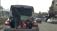 Çocukların otomobil bagajında tehlikeli yolculuğu