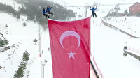Jandarma, İdlib'te şehit olan askerler anısına Palandöken'de Türk bayrağı astı