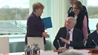 Koronavirüs korkusundan Merkel'in elini sıkmadı
