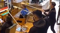 Çinli berberler koronavirüs sebebiyle müşterilerini uzattıkları sopalarla tıraş ediyor