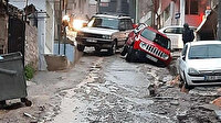 İzmir'de yağmurda asfalt çöktü, araçlar çukura düştü