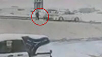 Van'da kaza yapan iki aracın arasında kalan yayanın mucize kurtuluşu kamerada