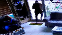 Berberden çıkarken cam kapıya kafa atarak parçaladı