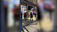 AVM çalışanları evlerine gitmeyen müşterileri kovdu