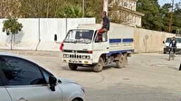 Mardin'de inanılmaz görüntü: Kapının üzerine oturup, kamyoneti ayaklarıyla kullandı