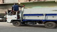 Mardin'de inanılmaz görüntü; kapının üzerine oturup, kamyoneti ayaklarıyla kullandı
