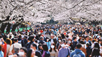 Japonya'da virüs dinlemeden sokağa akın ettiler