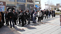 Kayseri'de yasağa rağmen banka önlerinde kuyruk oluşturdular