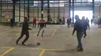 Bursa'da kapanan pazar yerinde esnaf futbol oynadı