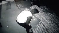 Alışveriş yapar gibi hırsızlık güvenlik kamerasında