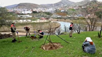 Jandarma 88 yaşındaki Sakine ninenin istediği fidanları bahçesine dikti