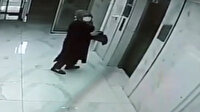 Çantasından çıkardığı şüpheli maddeyi binaya sürdü: Polis her yerde onu arıyor