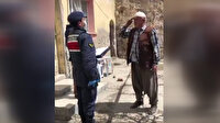 Maaşını evine getiren jandarmayı selam ve tekmil ile karşıladı