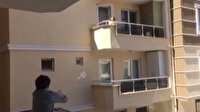 Çocuklar balkonlar arasına kurdukları düzenekle mesajlaşıyor