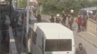 Hem suçlu hem güçlüler: 'Evlerinize dönün' diyen polislere saldırdılar