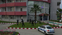 Polis ekipleri evde kalan halka moral vermek için zeybek oynadı