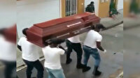 Kolombiya polisinden tabutla dans