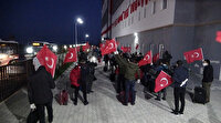 Kazakistan'dan gelen 73 Türk vatandaşı 'Ölürüm Türkiyem' şarkısıya karşılandı