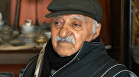90 yaşındaki Celal amca 30 yıldır her sabah sokak hayvanlarını elleriyle besliyor