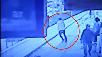Metroda bayılan gencin raylara düşme anı kamerada