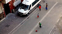 Çocukların sokaktaki oyununu polis sireni bitirdi