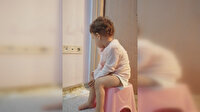 Minik Hüma karantinadaki babasının kapısında nöbet tuttu