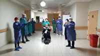 96 yaşındaki yaşlı kadın koronavirüsü yendi: Doktoruyla beraber taburcu oldu