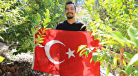 Korona sebebiyle mahsur kalan turistler, turizm merkezinde hem çalışıp hem tatil yapıyorlar