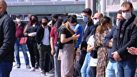 AVM önünde açılışı bekleyenler uzun kuyruklar oluşturdu