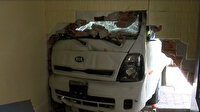 Kağıthane'de freni patlayan kamyonet eve girdi