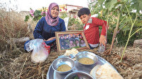 Oğlu için iftarda bir tabak daha koyuyor