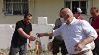 Fırıncı belediye başkanı kapı kapı gezerek pide dağıttı