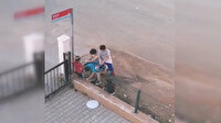 Çocuklar sokak izninde uzun eşek oynadı