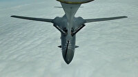 Türk tanker uçağından, B-1 tipi ABD uçağına havada yakıt ikmali yapıldığı anlar kamerada