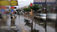 İzmir’de yağış hayatı felç etti, caddeler göle döndü