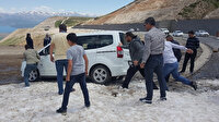 Bitlis'teki Nemrut Krater Gölü'ne akın eden onlarca sürücü yaz günü karda mahsur kaldı