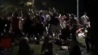 Kadıköy Moda sahilinde koronavirüs salgınına aldırış etmeyen kalabalık göbek atıp dans etti