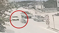 Kamyonete çarpan motosiklet sürücüsü böyle uçtu