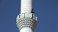 Köylüler telefonla görüşebilmek için minareye ya da dağa çıkıyor