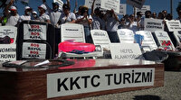 KKTC’de turizmcilerden tabutlu, şezlonglu eylem: Biz bu tabuta girmeyi reddediyoruz