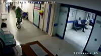 Hastane koridorunda bisiklet süren doktor kamerada
