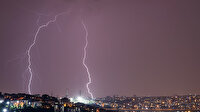 İstanbul'da şimşekler geceyi gündüze çevirdi