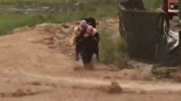 Kocaeli'de sel suları arasında sırtında köpeği ile kalan kadını ekipler kurtardı