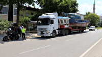 Denizli'de gemi yüklü TIR alt geçitten geçemedi: Trafiğin aksamasına neden oldu