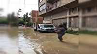 İzmir'de göle dönen sokakta bir vatandaş birikintiye olta attı