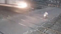 Hindistan'da feci kaza: Motosiklet sürücüsü trenin altında kaldı