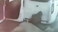 Minibüsün altındaki stepne lastiği söküp çaldı