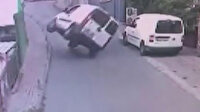 İstanbul’da ilginç kaza: Kaldırıma çarpıp devrildi